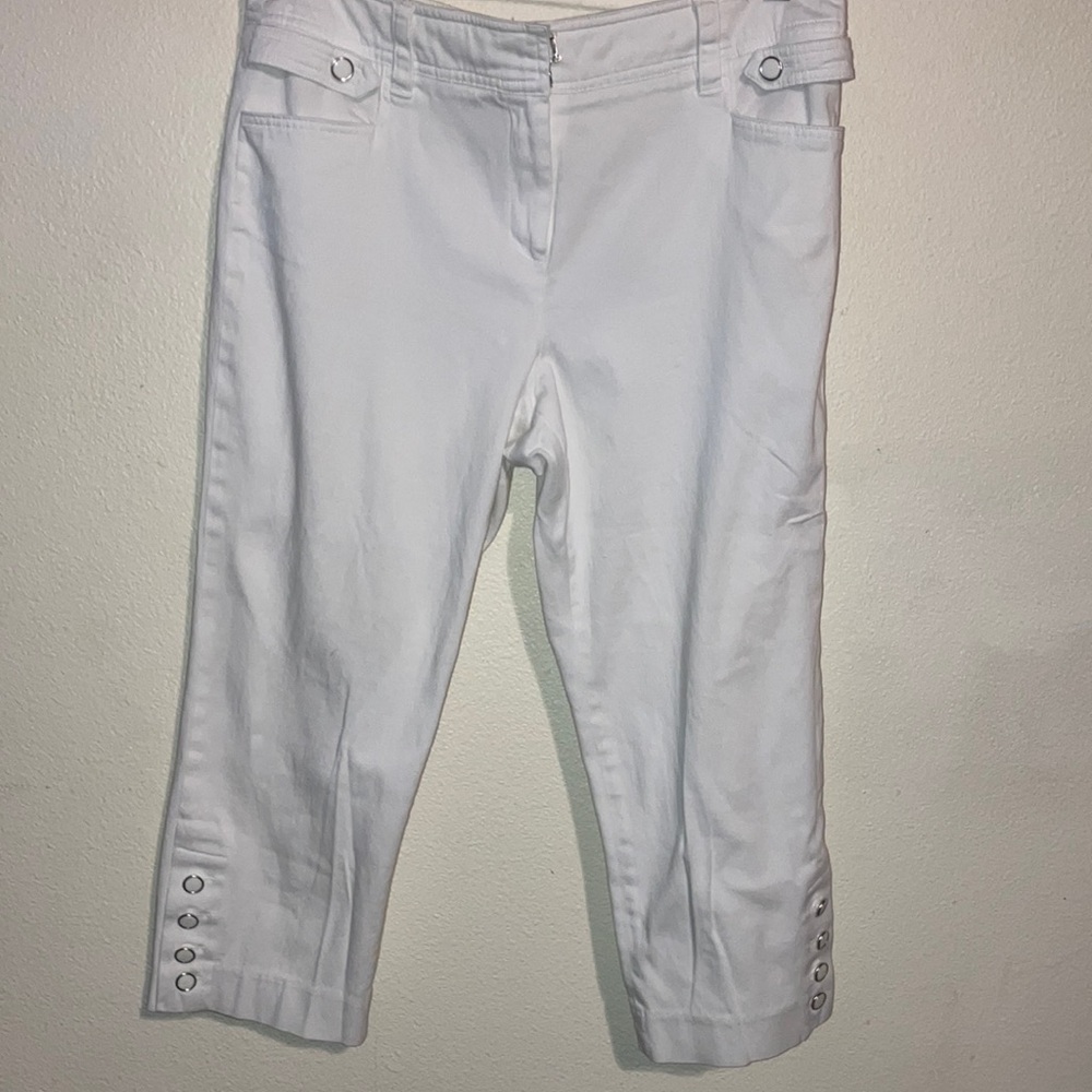 Larry Levine Classic White Stretch Twill‎ Capris with Button Accents
